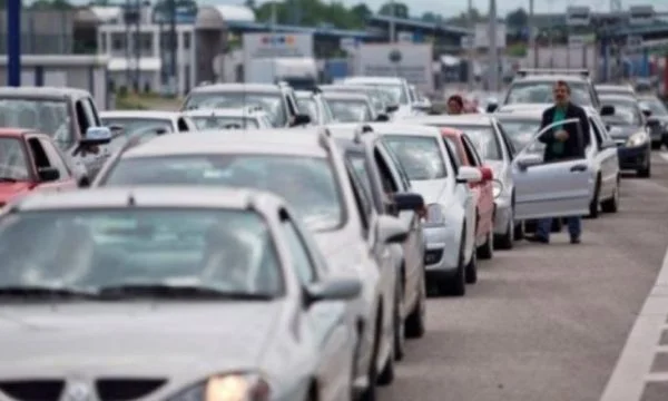 Mërgimtarët largohen nga Kosova, pritje deri në shtatë orë në një pikë kufitare