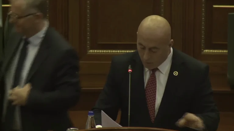 Gobierno criticado: los ministros de Kurti lanzan la sala del Parlamento durante el discurso de Ramush Haradinaj