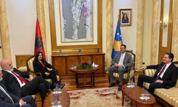 Spiropali Rama est attendu de Konjufca Kurti peu avant le lancement de la réunion conjointe des deux assemblées