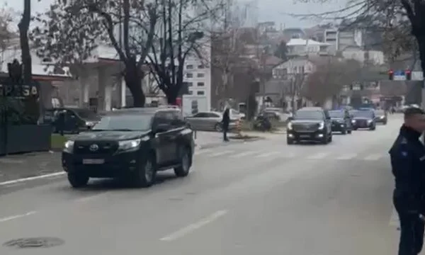 V IDEO anerkannte Sicherheit, Edi Rama kommt in Pristina an