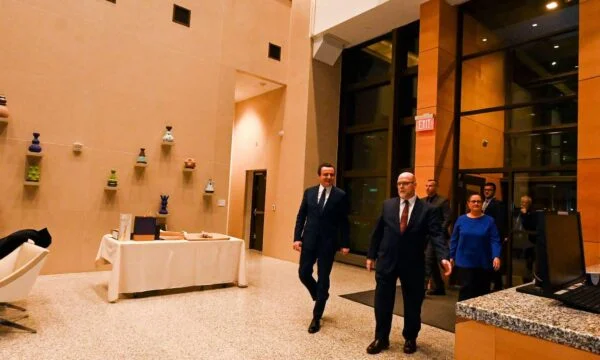 Horvenier expresó descontento con su regla, Kurt lo lleva al Cielo (10)x0 título: Un amigo especial de EE.UU., Embajador Havenier maravilloso hombre
