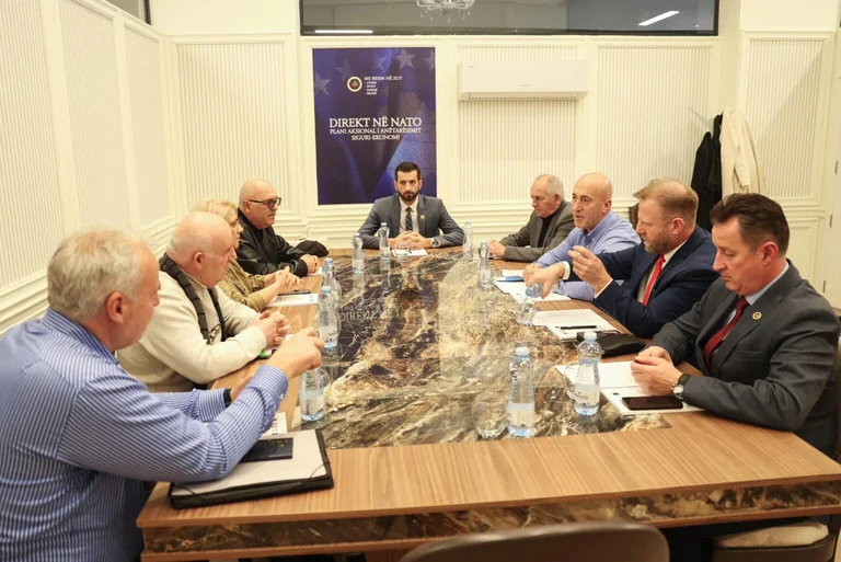 Haradinaj takon sindikalistët e Shëndetësisë: Përmirësimi i kushteve të punës dhe rritja e pagave, ndalon ikjen e mjekëve!