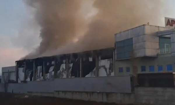 “hat materiellen Schaden” - Polizei geben Details des Feuers in der Fleischfabrik “Apet sh.p.k”