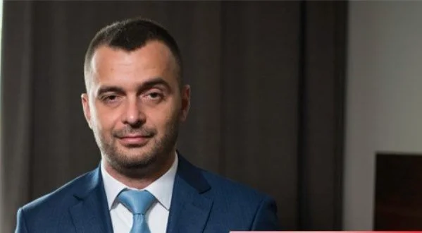“servi privé” - Le pouvoir parlementaire attaque Constitutionnelle La tête du tribunal
