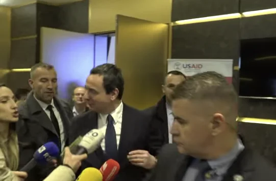 Kurt se va de nuevo cuando se le preguntó por la invitación de la fiscalía, razones es la reunión del gobierno