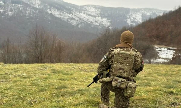 Des soldats lettons patrouillent à Zubin Potok à pied