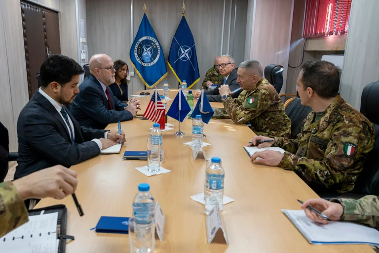 Hovnier tient une réunion d'adieu avec le commandant de la KFOR