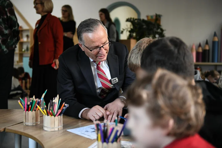 Bedri Hamzas Versprechen: 100 Euro pro Monat für Familien, die Kinder in privaten Nestern registrieren müssen