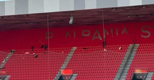 Cache le nom Ayr Albanieı du stade de Tirana, sera changé par un autre nom