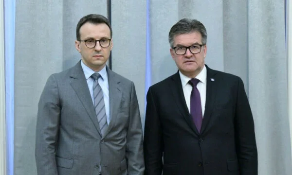 Petkov commence à rencontrer Lajcak