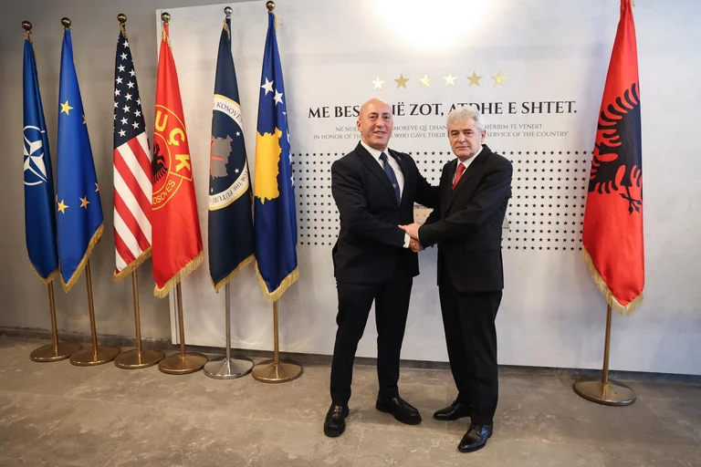 Haradinaj avec Ali Ahmeti: Le Kosovo soutiendra toujours les frères pour l'utilisation de l'albanais en RMV