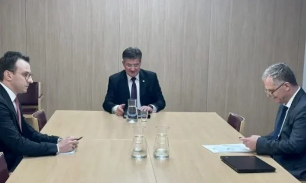 Bislimi e Petkoviq takohen sot në Bruksel, vazhdojnë bisedimet për dinarin