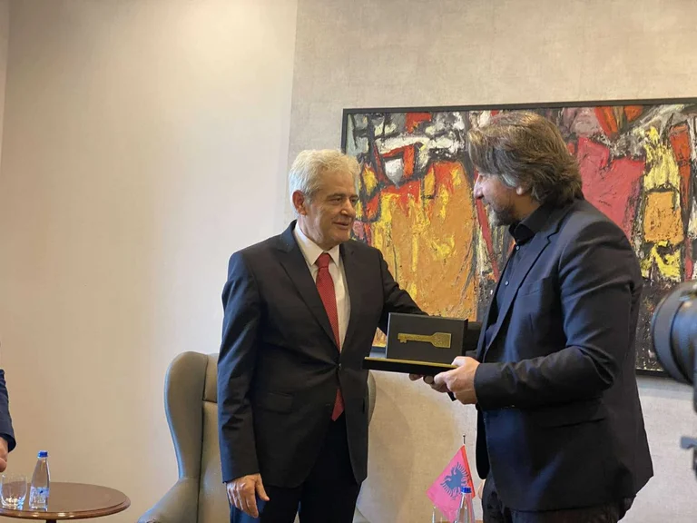 Rama donne Ali Ahmeti “Clé de la ville”