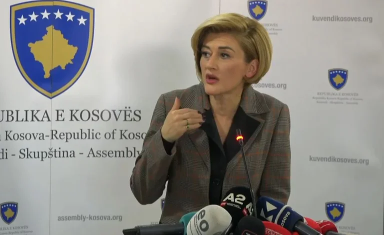 Versammlung von zwei Kosovo-Albanien am Freitag