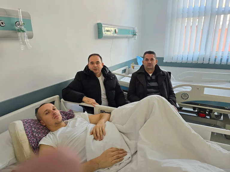 Les visites du syndicat aux agents de l'hôpital qui ont été examinés dans Zvecan assurance santé complète nécessaire