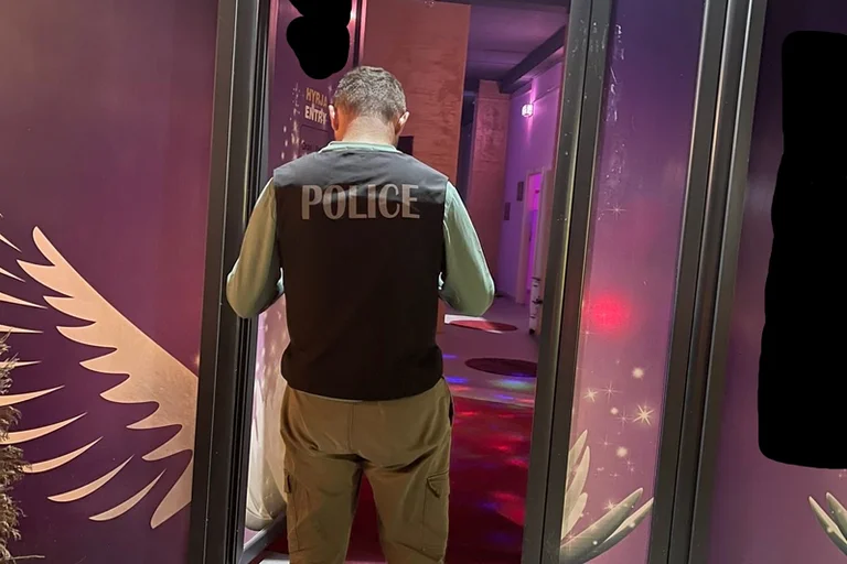 Identifié comme escortes, arrestation policière 21 personnes