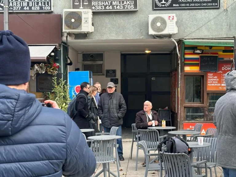 Albulen Haxhiu et Blerim Sallah à l'Accusation, où Kurt est invité à témoigner