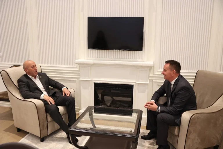 Lekaj publica la foto con Haradinaj: Durante 25 años de viaje común, siempre con usted, Primer Ministro