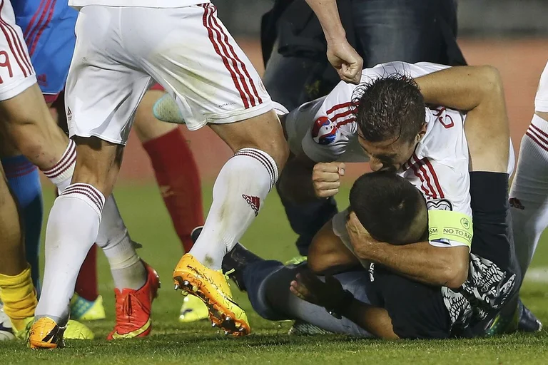 Lorik Cana habla del choque con el fan serbio: Me había mordido el dedo, casi me golpeó.