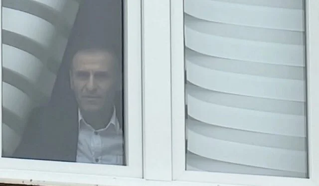 Reuters shkruan për Lulzim Hetemin: Njihuni me kryebashkiakun që jeton dhe fle në zyrë, i ruajtur nga NATO dhe Policia