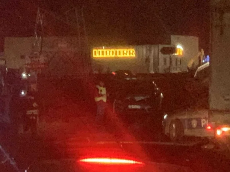 Priština-Ferizaj magistrate block nach einem schweren Unfall, ein Auto fällt auf die Straße