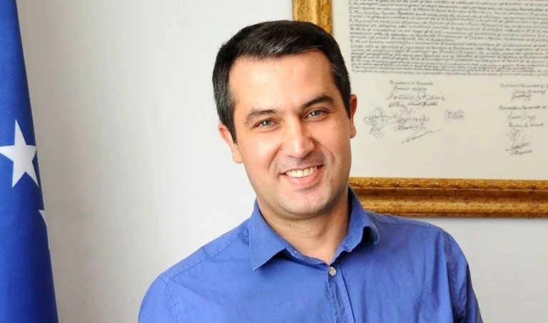 Ish-këshilltari i Thaçit tallet me Kurtin: Njësinë Speciale e ka dërguar në veri të marrë kontingjent të vaksinave