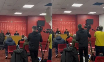Die Decke fällt im Sunderland Stadium während der Pressekonferenz