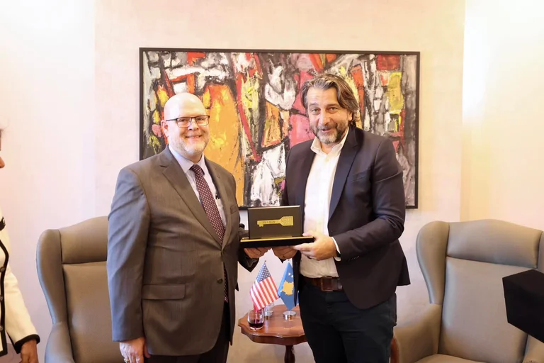 Good-bye meeting, Rama hands the City Key to Ambassador Havenier