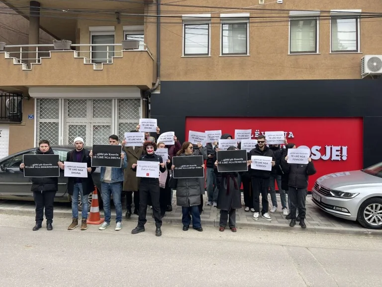 Activistas de la sociedad civil ante la sede del partido político