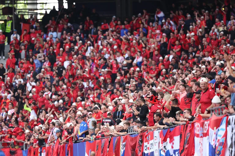 U n EFA fined es F SHF für Fans