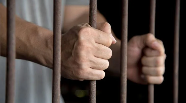 Merrnin rryshfet nga të burgosurit, arrestohen 2 zyrtarët e burgut në Gjilan