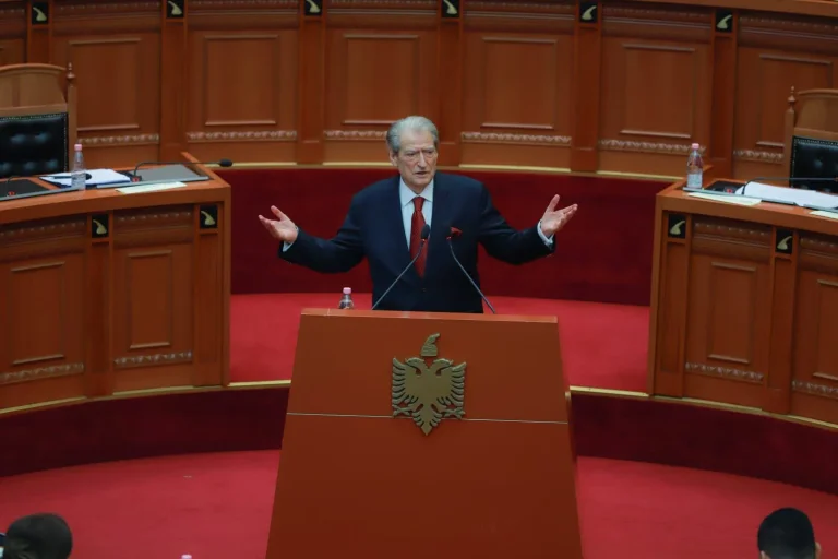 Tensions in Parliament, Berisha continues to speak after the end of the time: Civil disobedience will start in the country.
