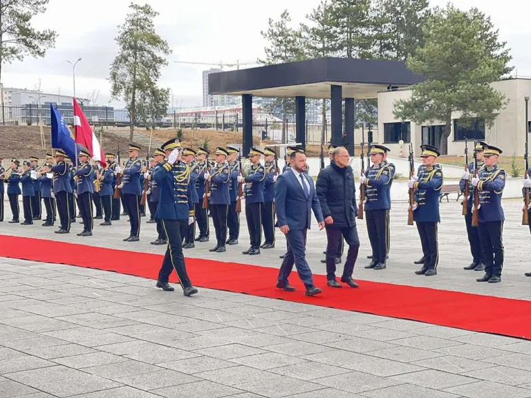 Le ministre letton arrive au Kosovo, hébergé par la Macédoine, le KSF