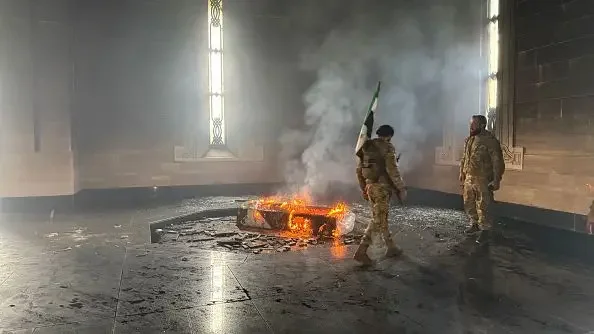 Rebels set fire to Hafez al-Assad's grave