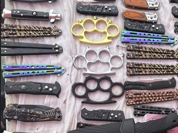 66 coltelli e cinque boxe in metallo a Pec sono sequestrati