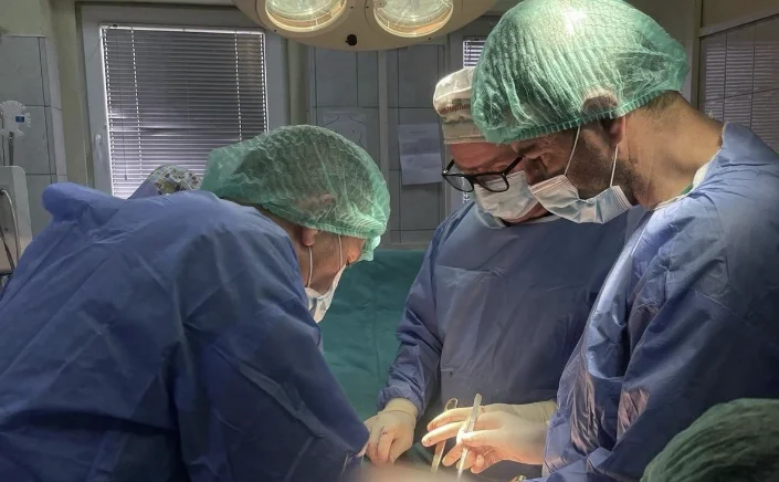 A rare operation is conducted at Gjilan Hospital at 33 years old, leaving the tumor on its knee