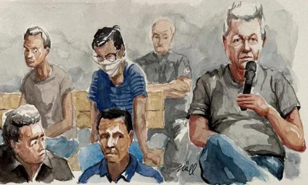 In Francia, 50 uomini sono accusati di stuprare una donna.