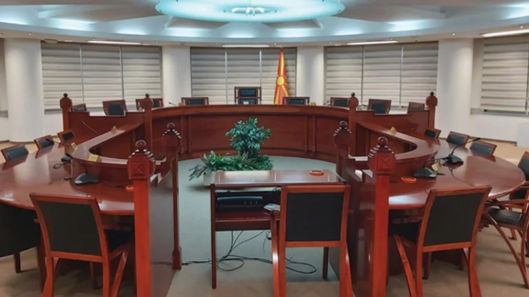Lingua: Il costituzionalista in Macedonia del Nord prende la decisione di discutere professori, partito politico