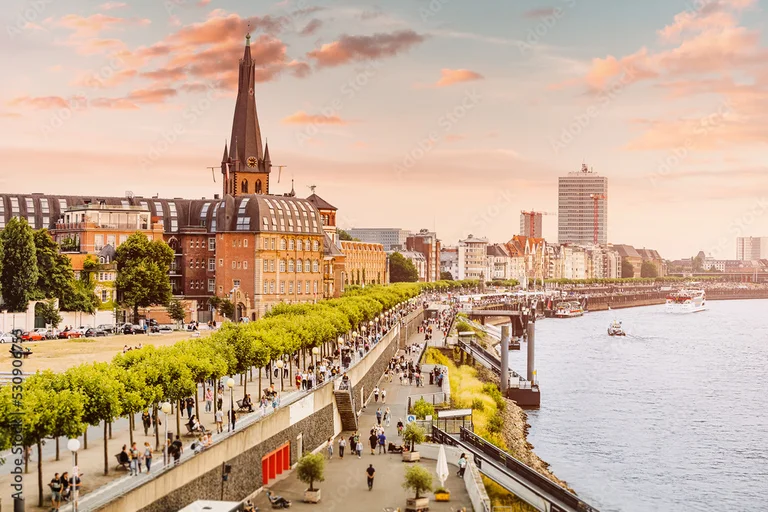 Viaja a Düsseldorf todos los días con Pristina Titchet!