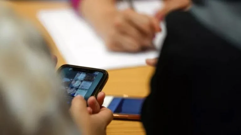 La municipalité de Vushtrri interdit l'utilisation de téléphones à l'école