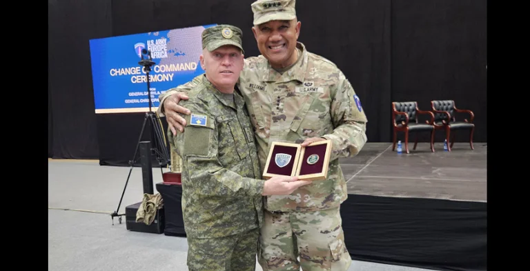 Comandante de la KSF participando en el Comando del Ejército Americano para Europa y África