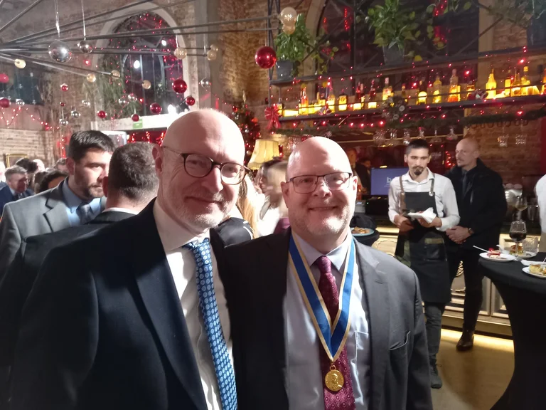Presidente Osmani Graces Hovenier con Orden.