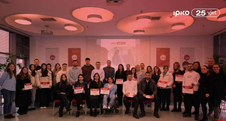 L'IPKO donne 25 000 dollars à 25 étudiants pour son 25e anniversaire