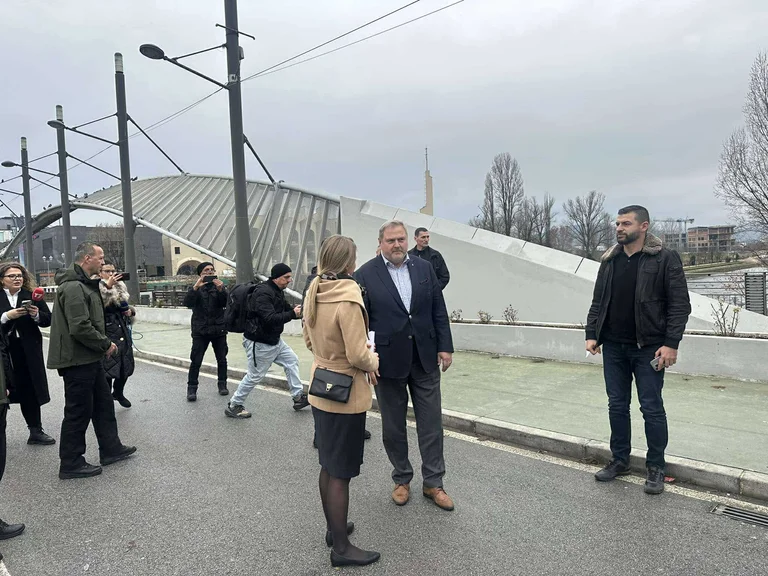 Raportuesi për Kosovën në PE viziton edhe Urën mbi Ibër