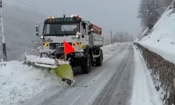 De fortes chutes de neige dans le nord de l'Albanie, écluse du conducteur sur l'axe de Theth-Boga