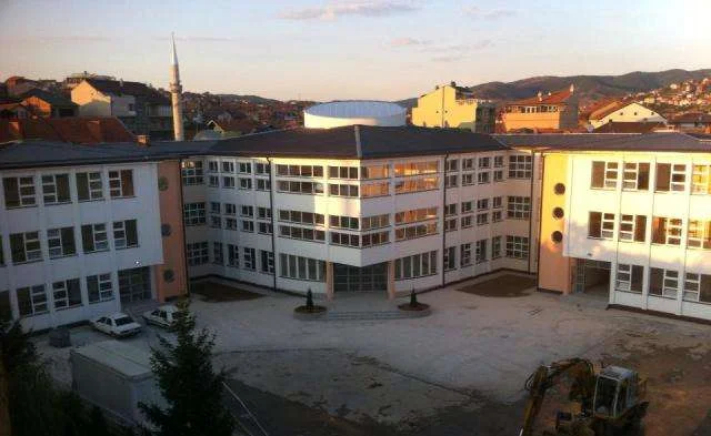 I messaggi per auto sospette circa le scuole a Pristina ''Emin Duraku' scuole escono con chiarificazione