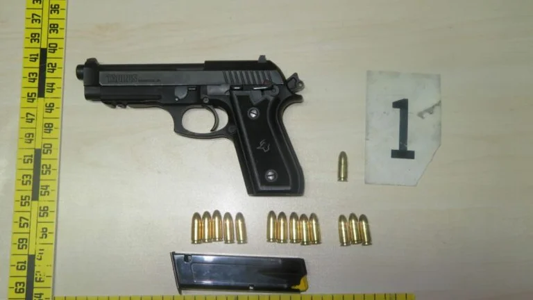 Arrêté par un homme à Pec, agressé physiquement sa famille et tiré une arme