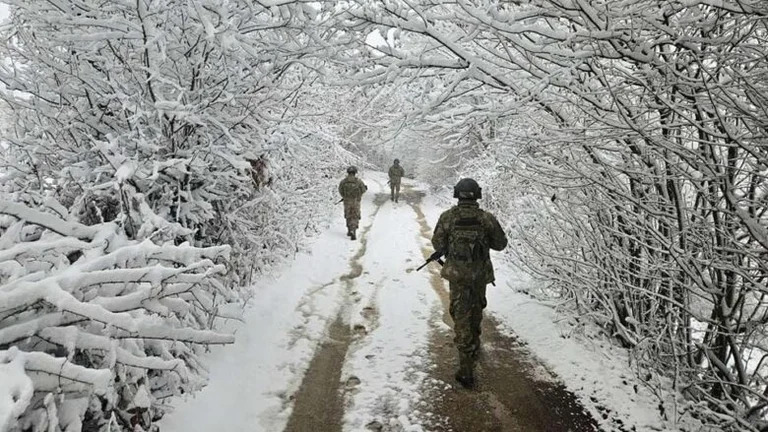 Des soldats turcs de la KFOR effectuent des patrouilles à Zubin Potok