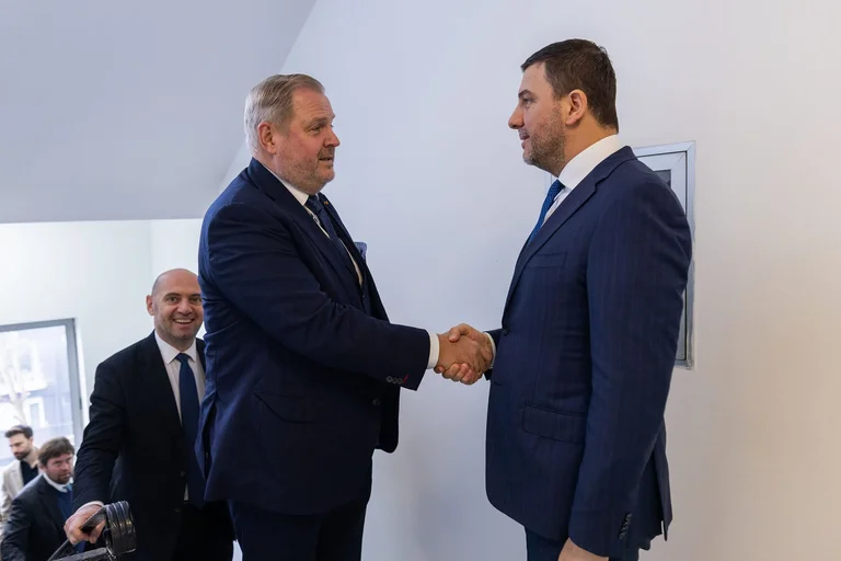 Krasniqi se reúne con Terras, insta a la UE a reaccionar ante los ataques de Serbia contra Kosovo