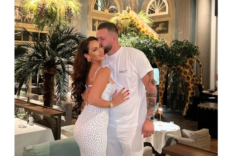 ¡Julie parece feliz junto a su pareja!